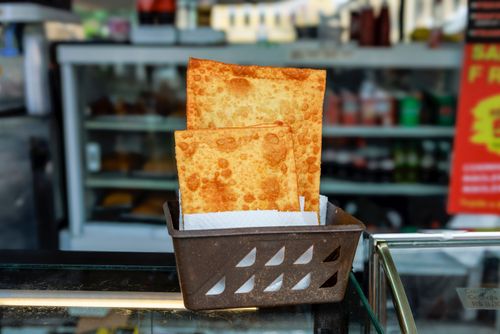 Pastéis fritos à venda 