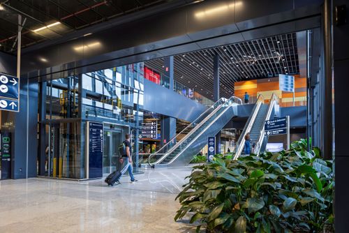 Elevador e escadas rolantes do Aeroporto Internacional de Florianópolis – Hercílio Luz