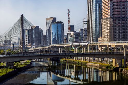 Monotrilho da Linha 17 Ouro - Ponte Estaiada Octávio Frias de Oliveira sobre o Rio Pinheiros - edifícios ao 