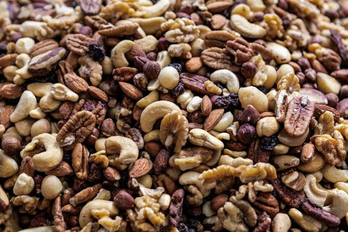 Venda à grane de mix de castanhas nozes e amêndoas no Mercado Municipal Paulistano Mercadão