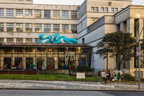 Biblioteca Mário de Andrade com personagem Sansão - coelho azul da Mônica na fachada em homenagem aos 90 an