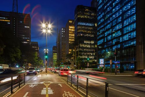 Movimentação de veículos à noite na Avenida Paulista