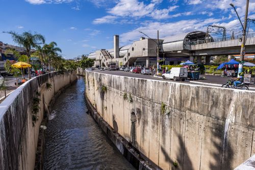 Rio Pirajussara canalizado na Avenida Carlos Caldeira Filho e Estação Capão Redondo do metrô da Linha 5 - 
