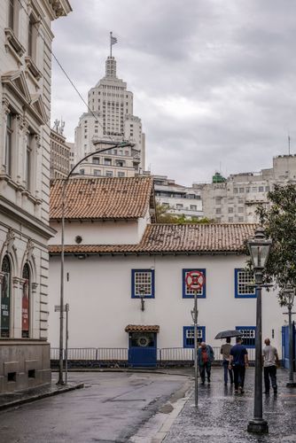 Rua Roberto Simonsen - Largo Pateo do Colégio e ao fundo Edifício Altino Arantes também denominado Farol Sa