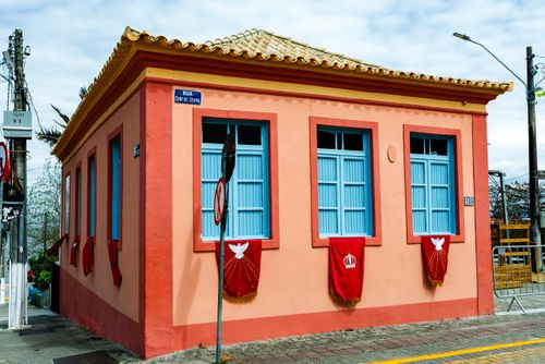Moradia com fachada na calçada decorada para a Festa do Divino Espirito Santo