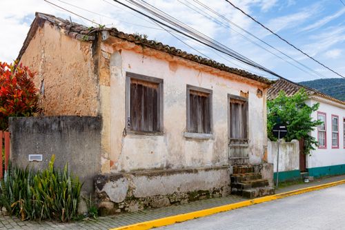 Casa antiga no estilo açoriano deteriorada no bairro Santo Antônio de Lisboa