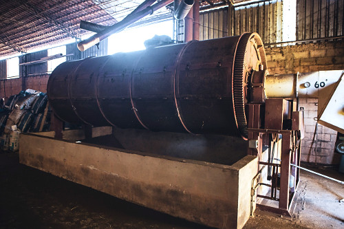 Torrador de grãos de café em galpão de propriedade rural -