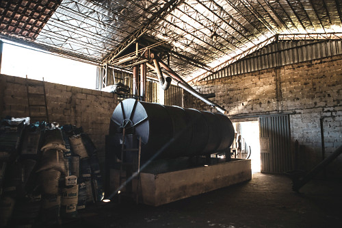 Torrador de grãos de café em galpão de propriedade rural -