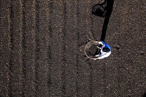 Vista de drone de cafeicultor abanando grãos de café gourmet do tipo catuaí vermelho - agricultura familiar
