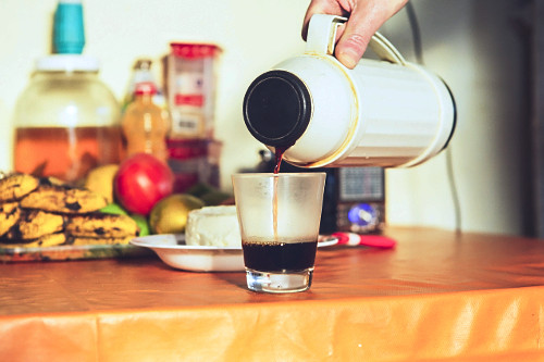 Café gourmet do tipo catuaí sendo servido na cozinha da casa de agricultor - 