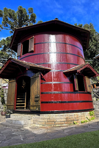 Antiga pipa de vinho sendo reutilizada para pousadas e residências - roteiro Caminhos de Pedra