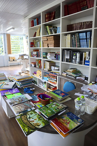 Biblioteca na EMEF Escola Municipal de Ensino Fundamental Professor Noely Clemente de Rossi - projeto do Insti