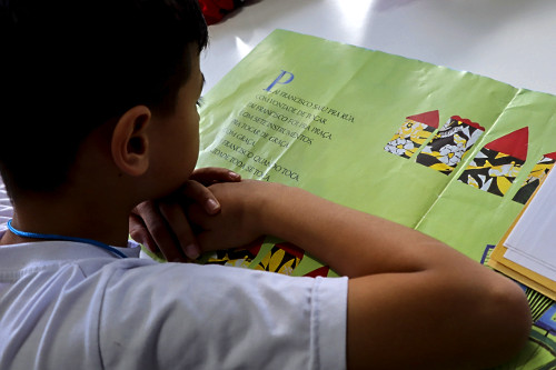 Criança da EMEF Escola Municipal de Ensino Fundamental Professor Noely Clemente de Rossi durante oficina de l