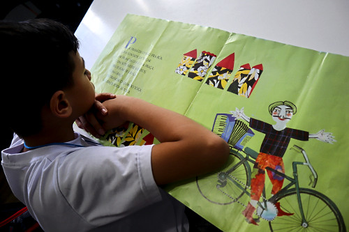 Criança da EMEF Escola Municipal de Ensino Fundamental Professor Noely Clemente de Rossi durante oficina de l