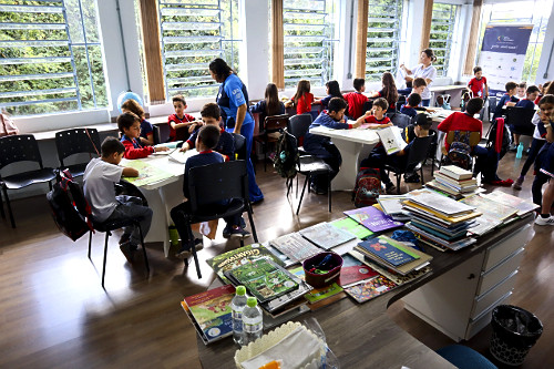Crianças da EMEF Escola Municipal de Ensino Fundamental Professor Noely Clemente de Rossi durante oficina de