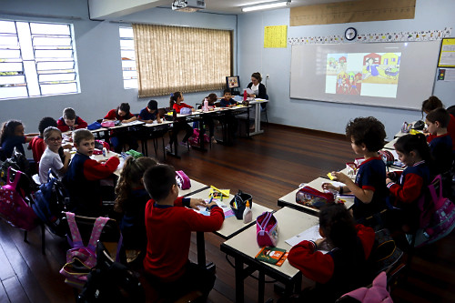 Crianças da EMEF Escola Municipal de Ensino Fundamental Professor Noely Clemente de Rossi durante oficina de