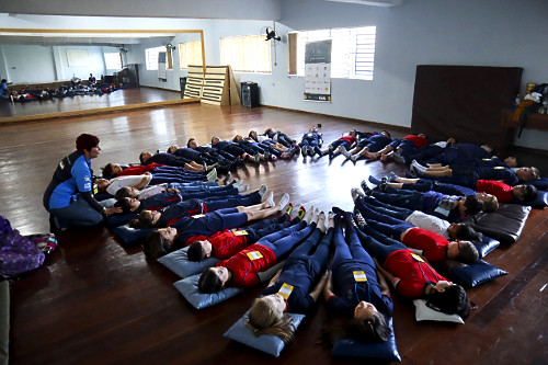 Crianças da EMEF Escola Municipal de Ensino Fundamental Professor Noely Clemente de Rossi realizando oficina
