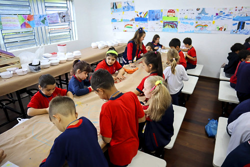 Crianças da EMEF Escola Municipal de Ensino Fundamental Professor Noely Clemente de Rossi durante oficina de 