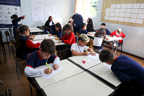 Crianças da EMEF Escola Municipal de Ensino Fundamental Professor Noely Clemente de Rossi durante oficina de 