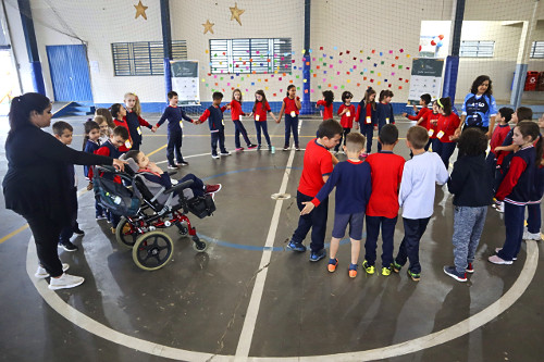 Crianças da EMEF Escola Municipal de Ensino Fundamental Professor Noely Clemente de Rossi durante oficina de 