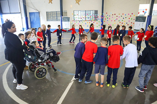 Crianças da EMEF Escola Municipal de Ensino Fundamental Professor Noely Clemente de Rossi durante oficina de 