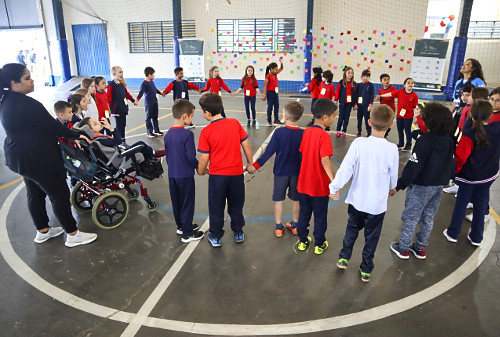 Crianças da EMEF Escola Municipal de Ensino Fundamental Professor Noely Clemente de Rossi durante oficina de 