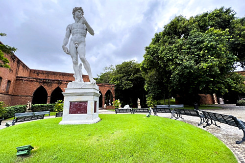 Réplica da escultura David de Michelangelo e Museu de Armas Castelo São João ao fundo - Instituto Ricardo B