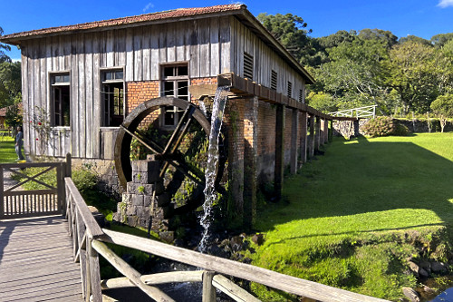 Roda d'água da Casa da Erva-Mate utilizada para acionamento de moinho para moagem da erva - construção de 1
