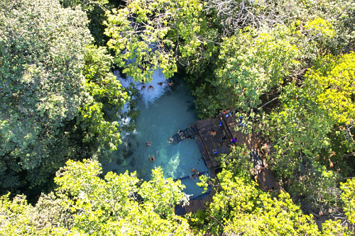 Vista de drone de banhistas no Fervedouro Bela Vista - Parque Estadual do Jalapão