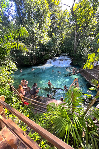 Banhistas na Cachoeira da Formiga formada pelo rio homônimo - Parque Estadual do Jalapão