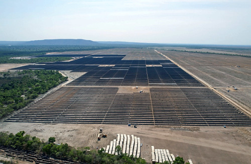 Vista de drone de painéis solares de usina fotovoltaica e área de expansão à direita