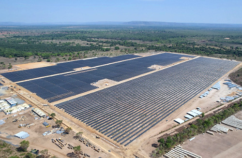 Vista de drone de painéis solares de usina fotovoltaica