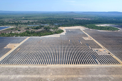 Vista de drone de painéis solares de usina fotovoltaica
