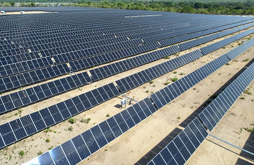Vista de drone de painéis solares de usina fotovoltaica