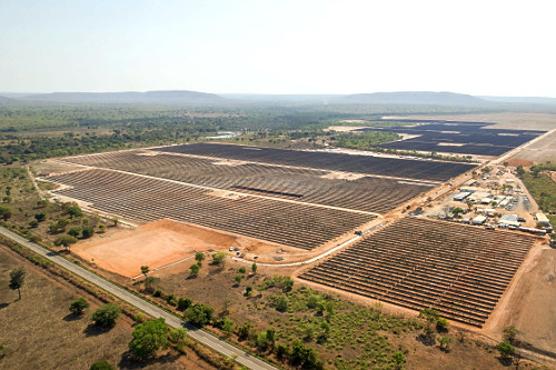 Vista de drone de painéis solares de usina fotovoltaica