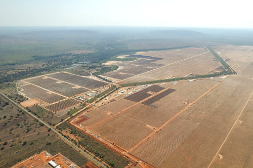 Vista de drone de painéis solares de usina fotovoltaica e área de expansão