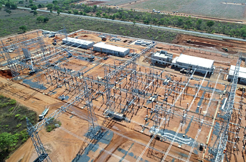 Vista de drone de subestação de usina fotovoltaica