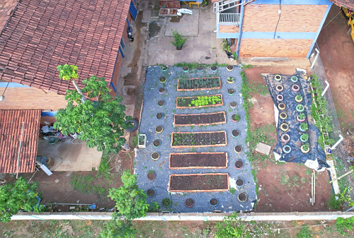 Vista de drone da horta comunitária da Escola Municipal João Gontijo Ferreira