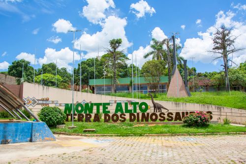 Letreiro com nome da cidade - conhecida como Terra dos Dinossauros no Centro Cívico e Cultural 
