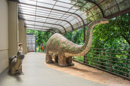 Réplica de dinossauro na entrada do Museu de Paleontologia Professor Antonio Celso de Arruda Campos