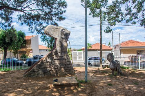 Réplicas de dinossauros na Praça São Cristovão - Praça dos Dinossauros