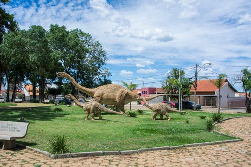 Réplicas de dinossauros titanossauro na Praça São Cristovão - Praça dos Dinossauros