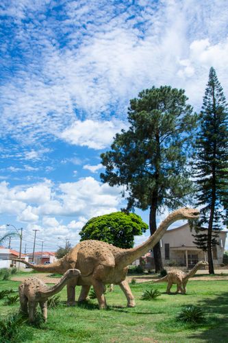 Réplicas de dinossauros - titanossauro na Praça São Cristovão - Praça dos Dinossauros