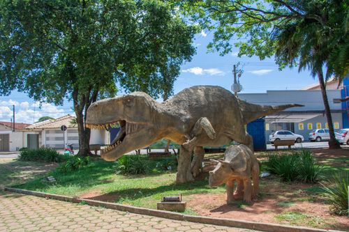 Réplicas de dinossauros - á esquerda tiranossauro rex na Praça São Cristovão - Praça dos Dinossauros