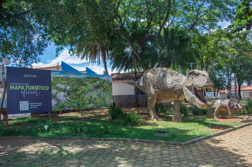 Réplicas de dinossauros no destaque tiranossauro rex na Praça São Cristovão - Praça dos Dinossauros