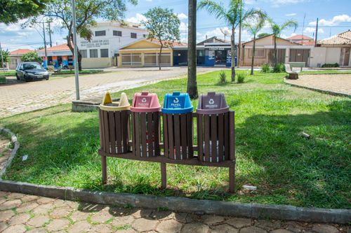 Lixeiras de coleta seletiva na Praça São Cristovão - Praça dos Dinossauros