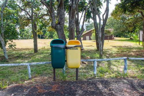 Lixeiras para coleta de lixo orgânico e reciclável no Parque Estadual Vassununga