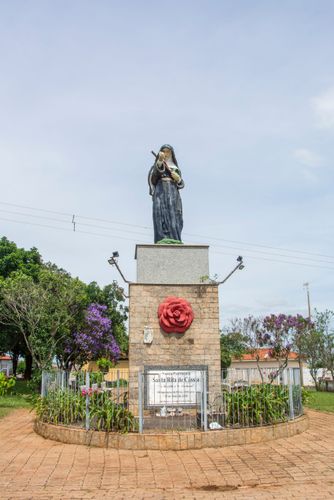 Monumento à padroeira Santa Rita de Cássia