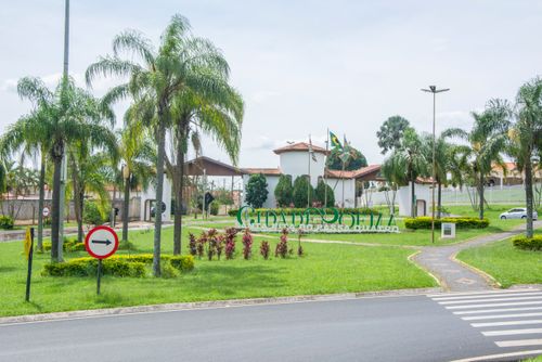Jardim com letreiro Cidade Poema na entrada da cidade