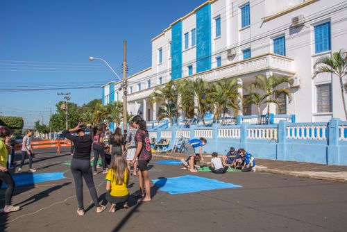 Moradores pintando a rua com tema da Copa do Mundo - centro da cidade